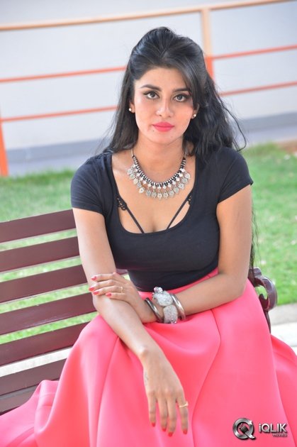 Harini-at-Dyavuda-Movie-Teaser-Launch